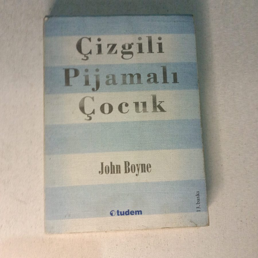 Çizgili Pijamalı Çocuk